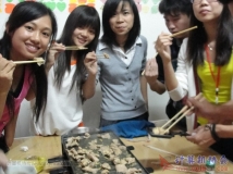 2012-11-03协会7届会长曾琼桦回协会玩开展电烧烤活动(01)