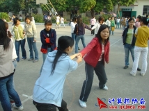 2006-12-20协会参加社团拔河比赛获得胜利（01）