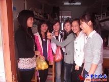 2009-11-28协会代表到宿舍探望慰问协会成员