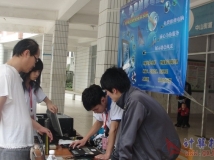 20140328协会开展学雷锋进社区免费修电脑活动（01）