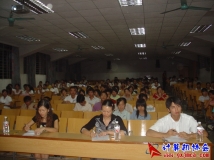 2005-10-20晚计协下班里颁发会员证