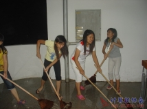 2007-09-12晚协会自发组织成员清洗第六教学楼