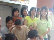 2006-04-10下午协会成员代表到宿舍看望脚受伤的成员许斌同学（02）