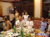 2005-08-30计算机协会委员会03级成员毕业聚餐于'好吃廊'（02）