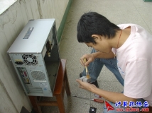 2006-04-15计协成员协助老师维护机房电脑（01）