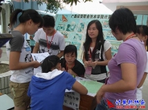2009-10-09协会在宿舍区摆台招新(03)