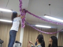 20140328协会组策部为《第3届拖拉机（扑克升级）部门争霸赛》布置场地中