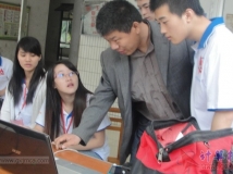 20140328协会开展学雷锋进社区免费修电脑活动（04）