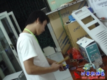 2005-11-21协会成员邬应杰为协会办实事及部分海报制作现场