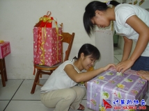 2005-06-05协会委员会成员为院首届知识竞赛礼品进行包装