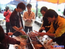 2010-04-17协会圣天宝春游烧烤(2）