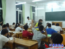 2005-10-11晚计协干事及委员到05级各班进行会员招新