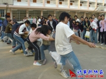 2006-12-20协会参加社团拔河比赛获得胜利（02）