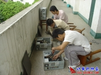 2006-04-15计协成员协助老师维护机房电脑（02）